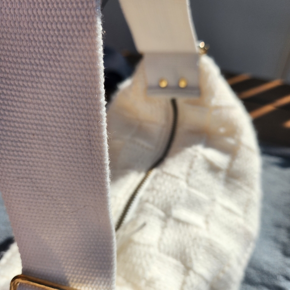 Cozy Checkerboard Knit Shoulder Bag - Chic Ivory Woven Texture - Picture 4 of 10